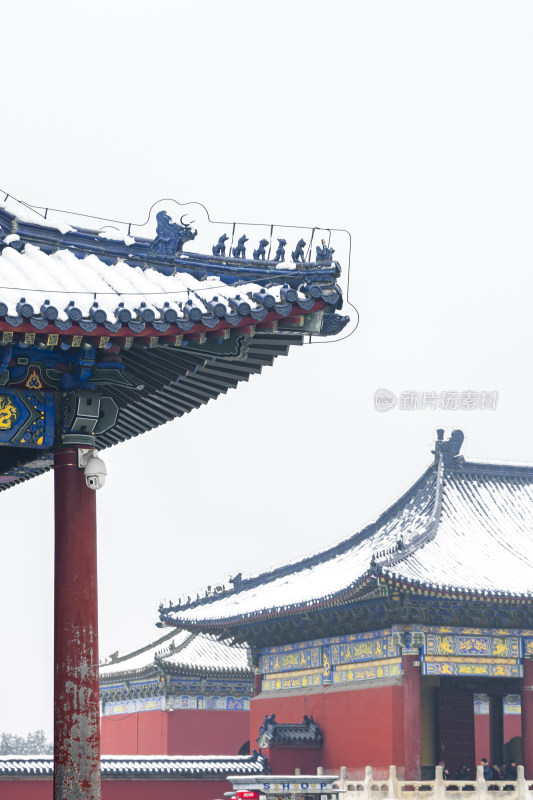 古建筑雪景，红墙白雪相映成趣