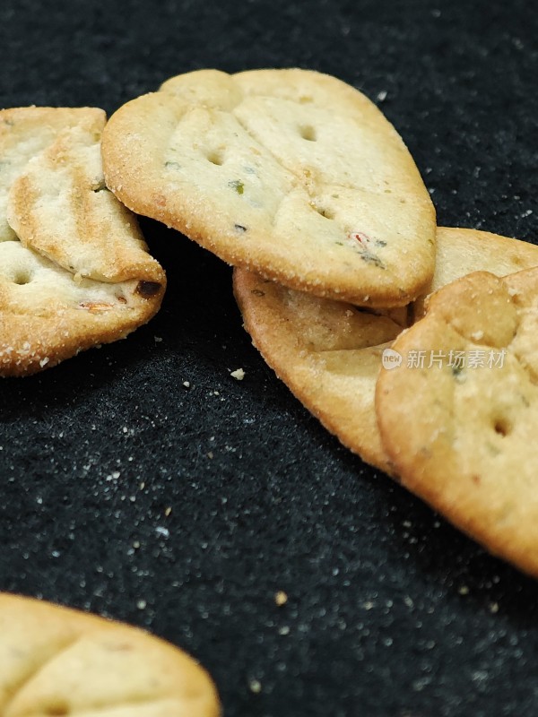 饼干置于黑色背景上的特写