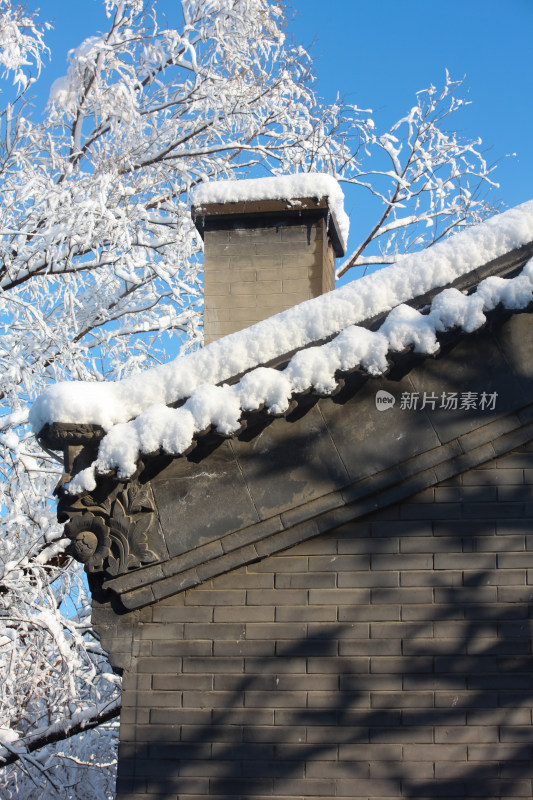 中式古建筑屋顶雪景