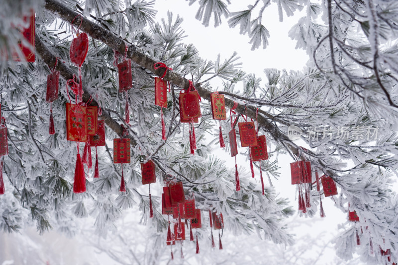 寒冷冬季大雪中悬挂的红色祈福牌