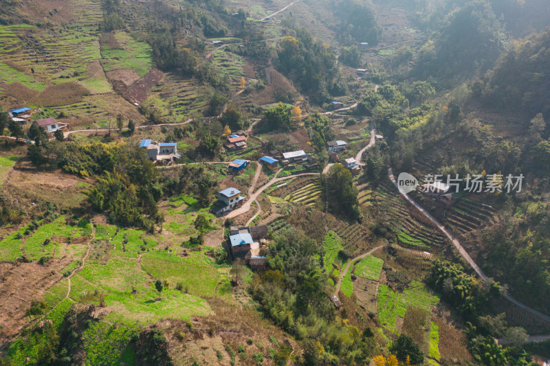 高山沟壑中的小山村