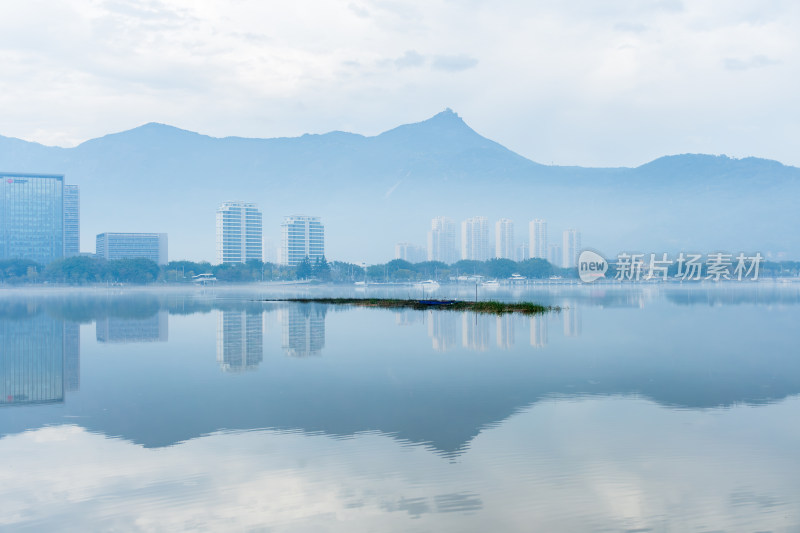 福州山水间城市建筑倒影风景