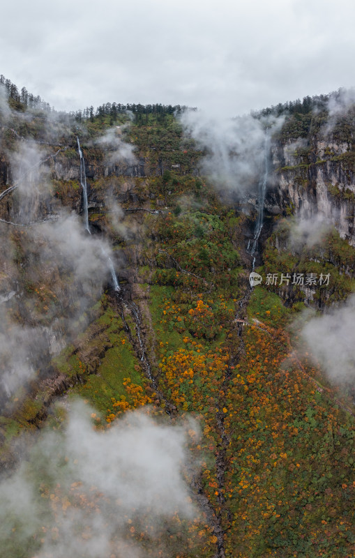 航拍秋天瓦屋山的悬崖瀑布和彩林