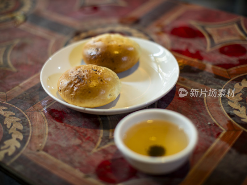 新疆古老的百年老茶馆茶水和馕