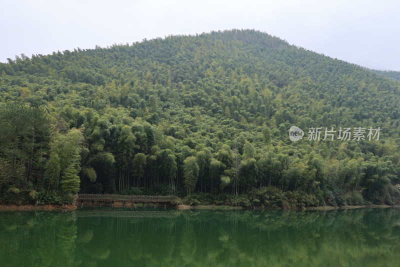 浙江湖州德清县上杨村静谧的湖光山色