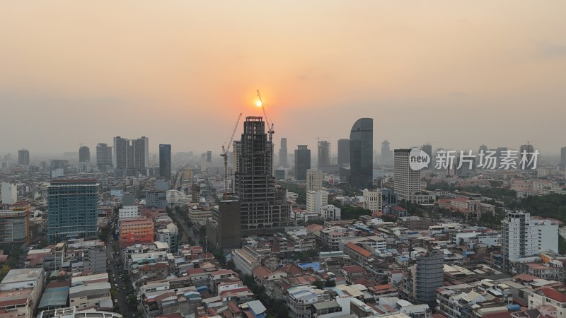 夕阳下的柬埔寨金边城市