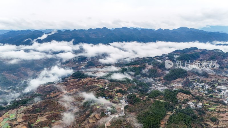 重庆酉阳：雾气中的山村田园