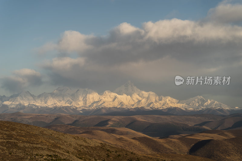 辽阔高原上的壮丽贡嘎雪山远景