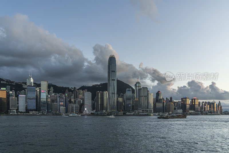 香港维多利亚港城市天际线的壮观景象