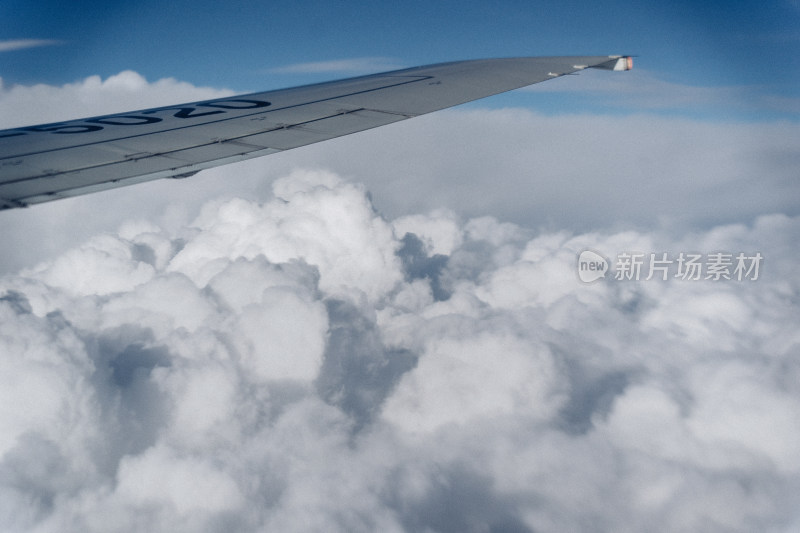 飞机窗户外的蓝天白云