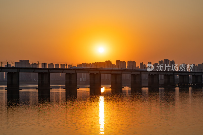 城市跨江大桥日落