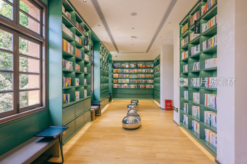 湖南长沙市书店内的绿色书柜