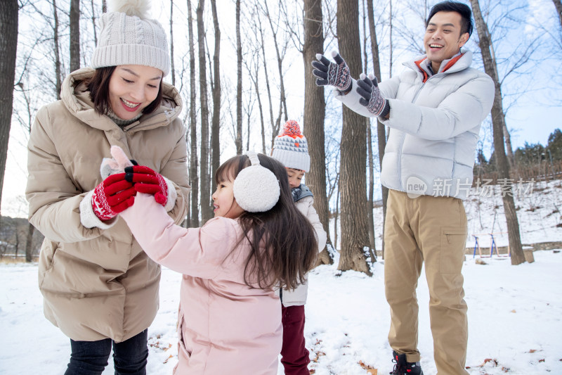 雪地里打雪仗的一家人