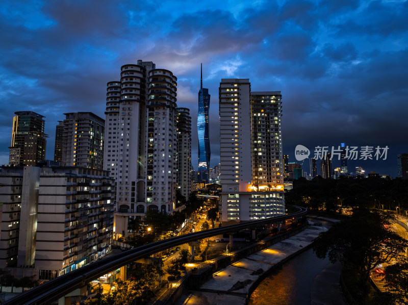 马来西亚吉隆坡莫迪卡石油双子塔夜景航拍