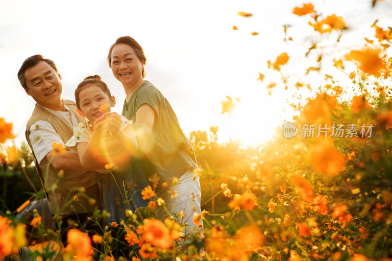 爷爷奶奶带着孙女在户外玩耍