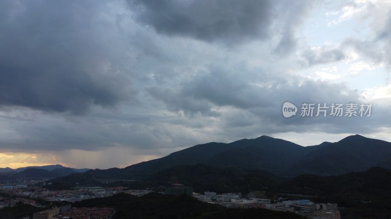 广东东莞：山峰上空密云满布