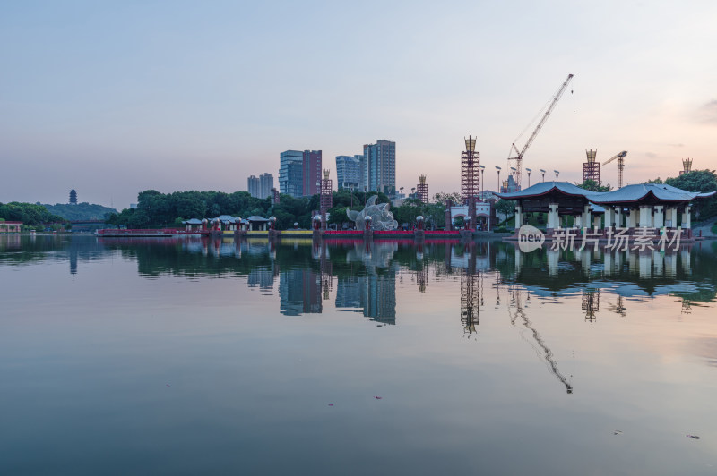 佛山千灯湖公园城市高楼建筑施工夕阳晚霞