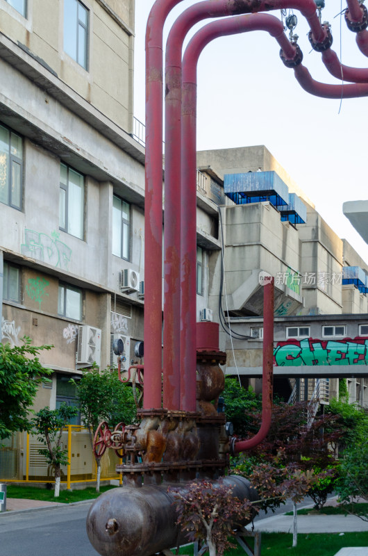 青岛纺织谷户外工业管道与老旧建筑