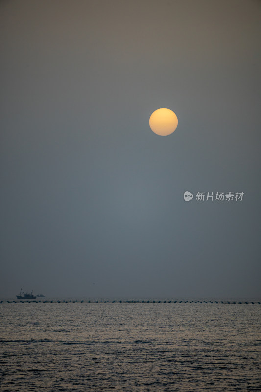 山东日照灯塔景区海上雾色日出景观