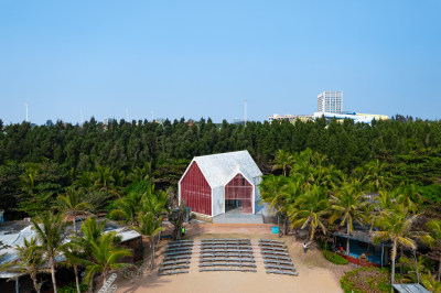 椰林环绕的特色建筑全景