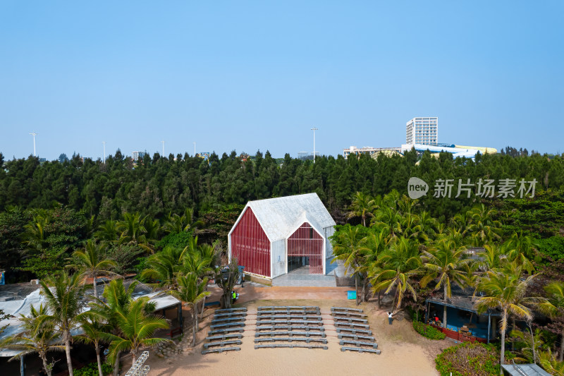 椰林环绕的特色建筑全景