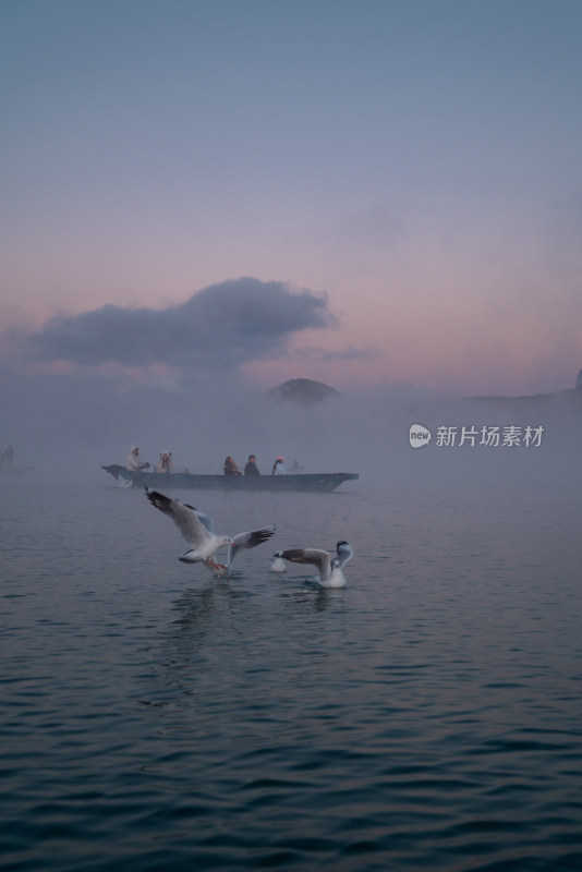 泸沽湖冬天唯美晨雾冬景