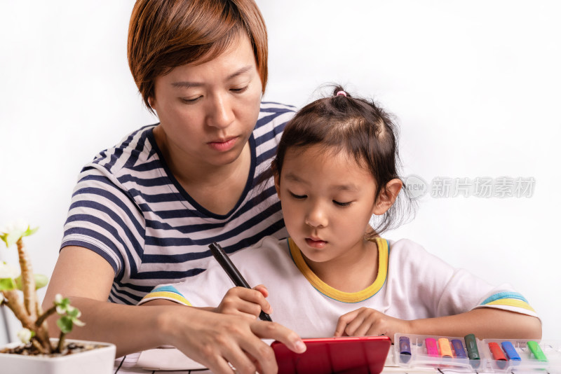 年轻的中国母亲和孩子一起画画
