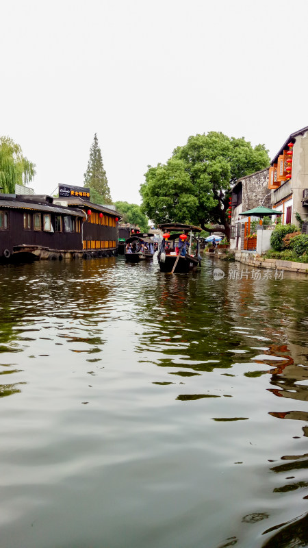 水乡河道游船风景