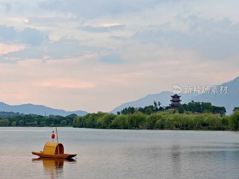 湖上小船与远处楼阁风景