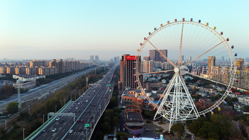 夕阳下城市中的摩天轮全景