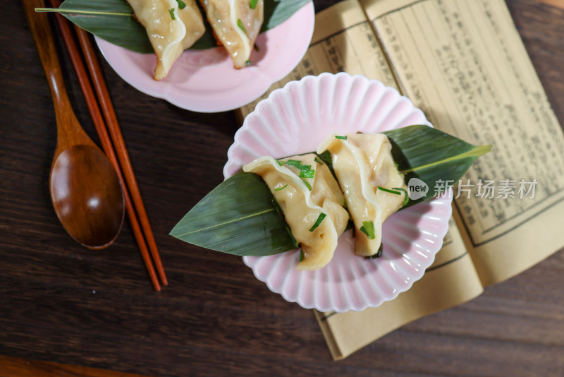 桌上盘子里的饺子特写镜头