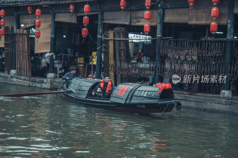 水乡小店旁的特色喜船