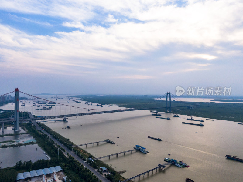 湖南岳阳洞庭湖繁忙船只