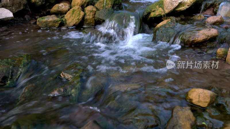 山间溪流潺潺流水景象