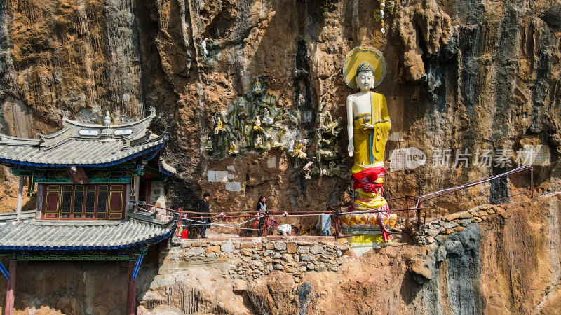 悬崖峭壁上的千年古佛大理宾川观音箐悬空寺