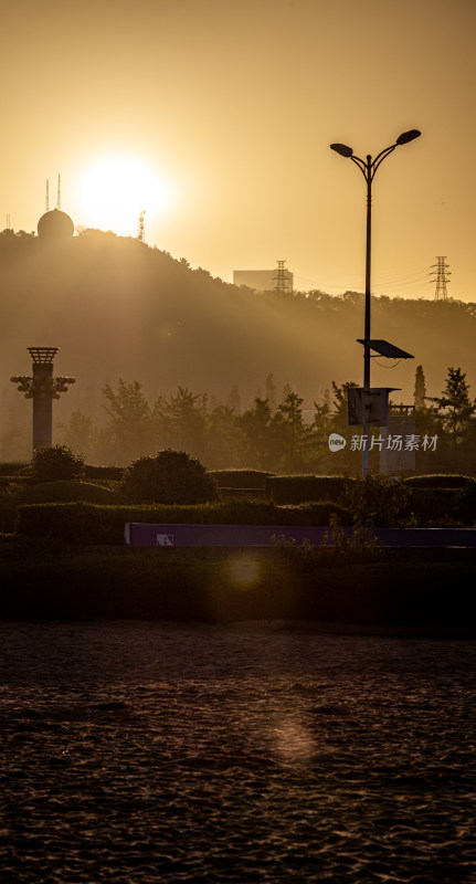 青岛小鱼山第一海水浴场汇红瓦绿树碧海蓝天