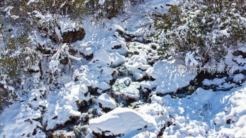 四川甘孜海螺沟景区冬季的雪水