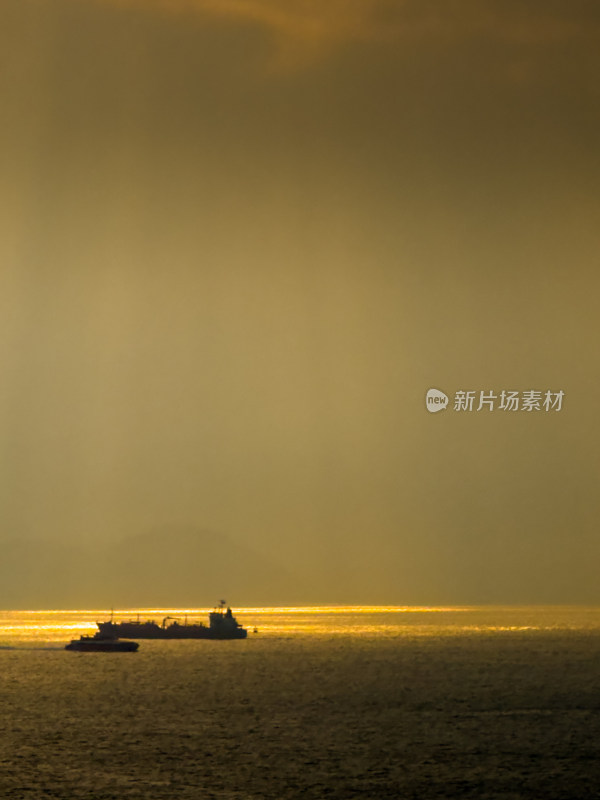 日落时海景映衬着戏剧性的天空