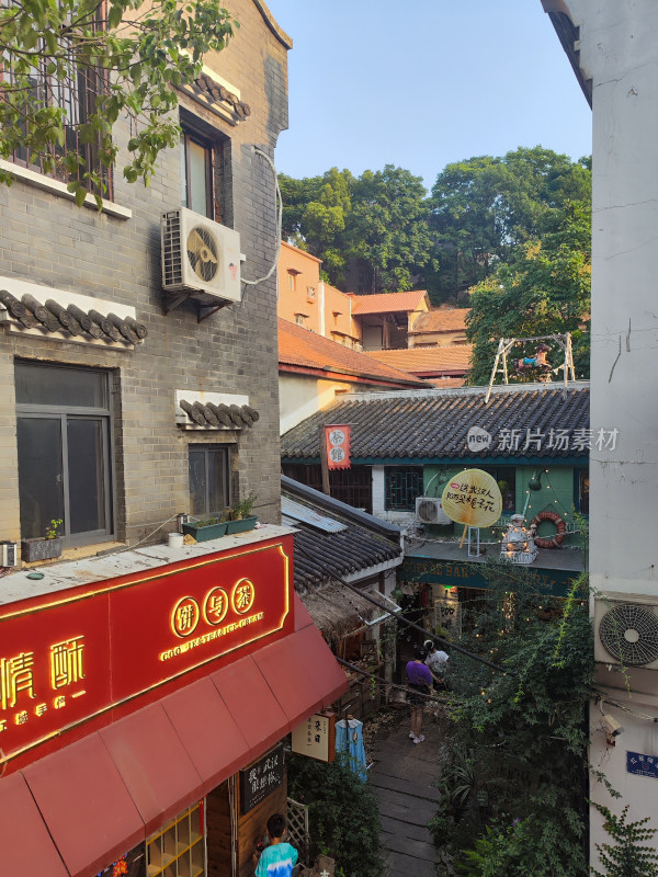 古街小巷中的特色店铺与建筑风貌