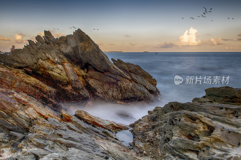 海岸边形态各异的岩石景观