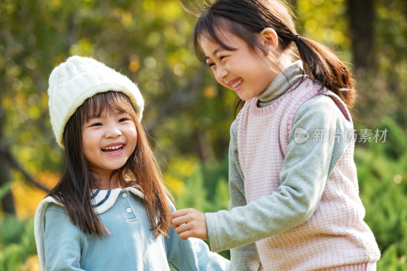 两个小女孩在公园里玩耍