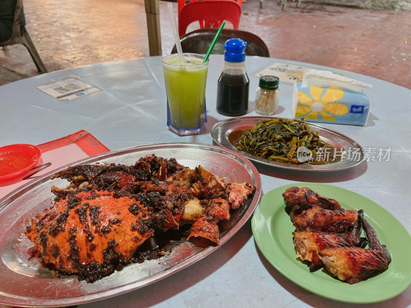 马来西亚大排档美食，黑胡椒炒螃蟹与烤鸡翅