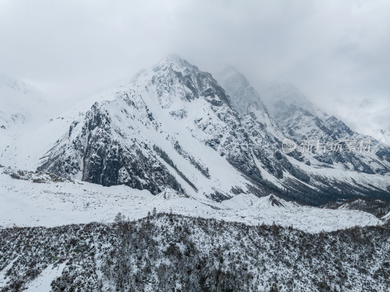 西藏林芝地区墨脱县多雄拉雪山高空航拍