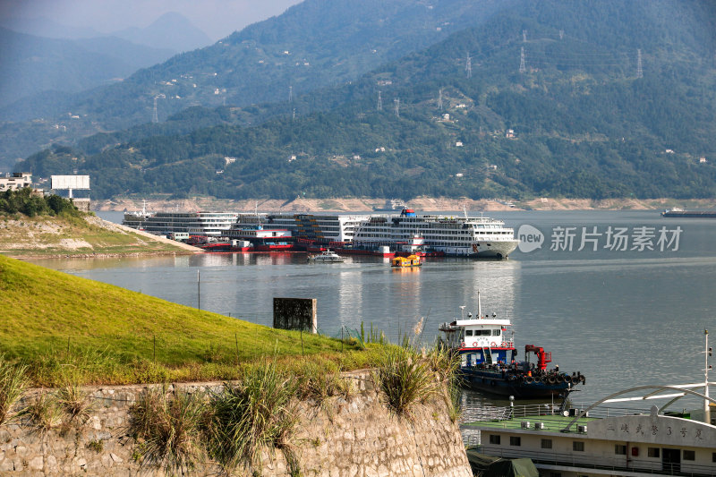 秭归港长江沿岸停靠的大型邮轮船舶