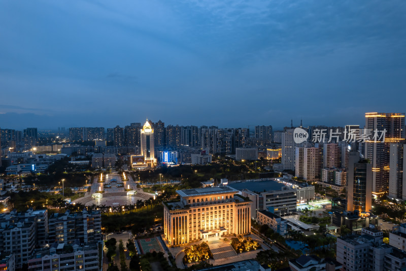 城市夜景下的河流与两岸灯火建筑