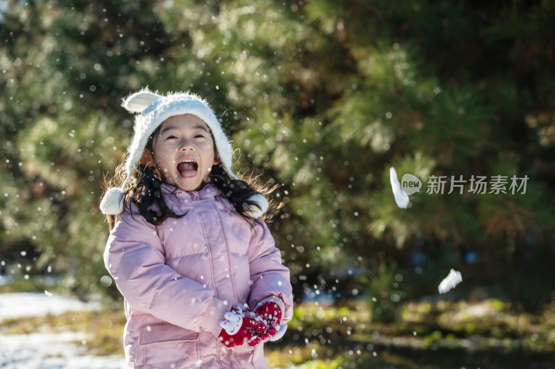 快乐的小女孩在雪地里玩耍