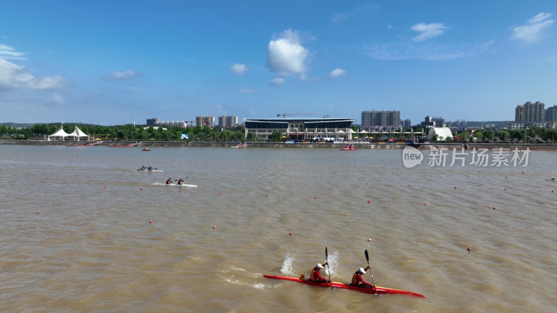 河南省宜阳县洛河上皮划艇比赛激烈进行
