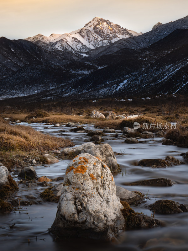 雪山下的河流