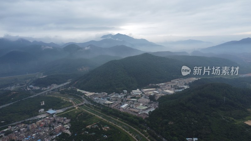 广东东莞：山峰连绵起伏