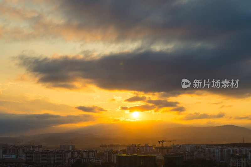 落日夕阳下的景洪市